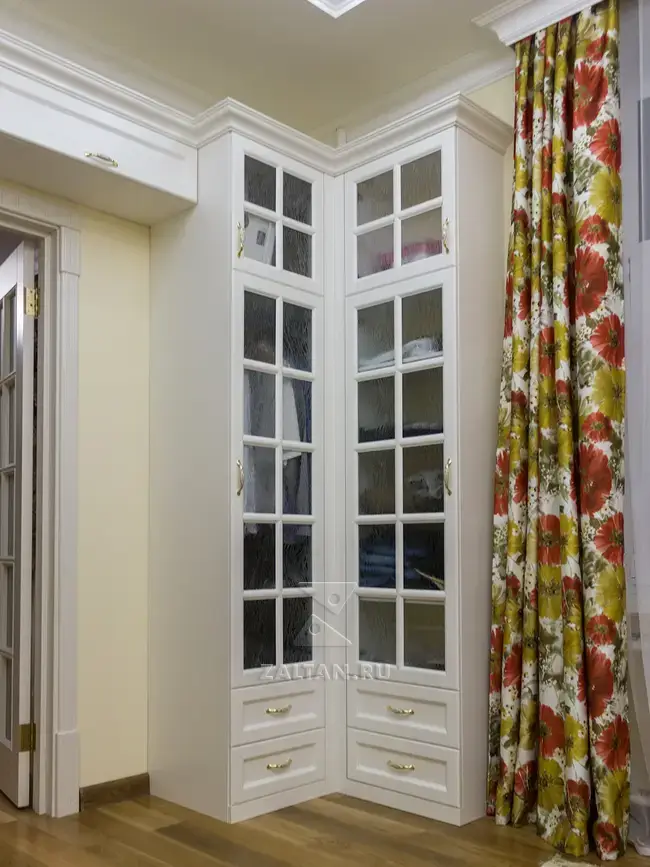 Шкаф со стеклянными дверьми