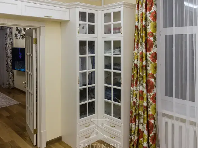 Шкаф в углу комнаты