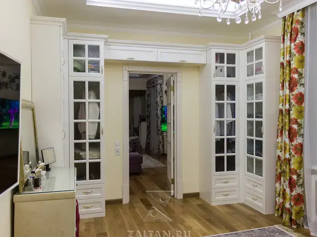 Шкаф вокруг двери