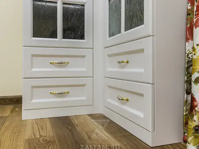 Встроенные в шкафу ящики