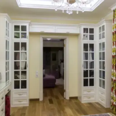 Шкаф вокруг двери в спальне