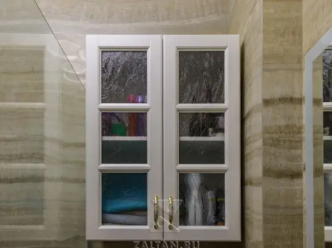 Шкаф со стеклянными фасадами