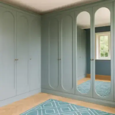 Встроенный угловой гардеробный шкаф