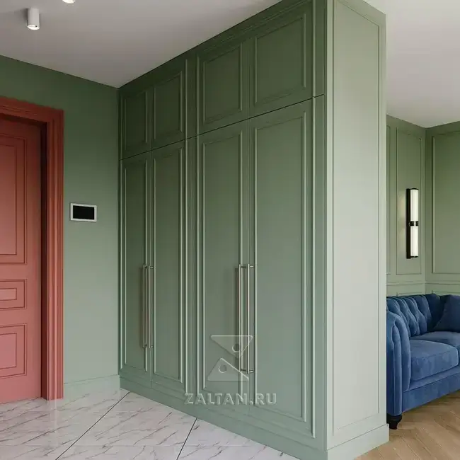 Зелёный встроенный шкаф с филёнками
