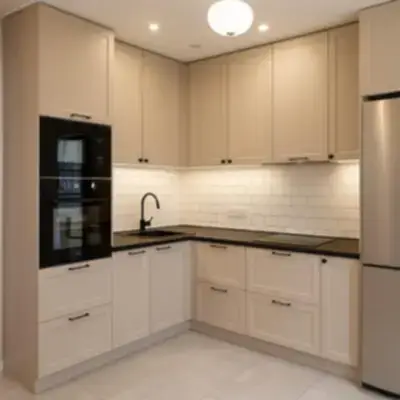 Угловая кухня с рамочными фасадами