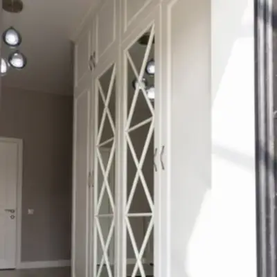 Белый корпусный шкаф в прихожую