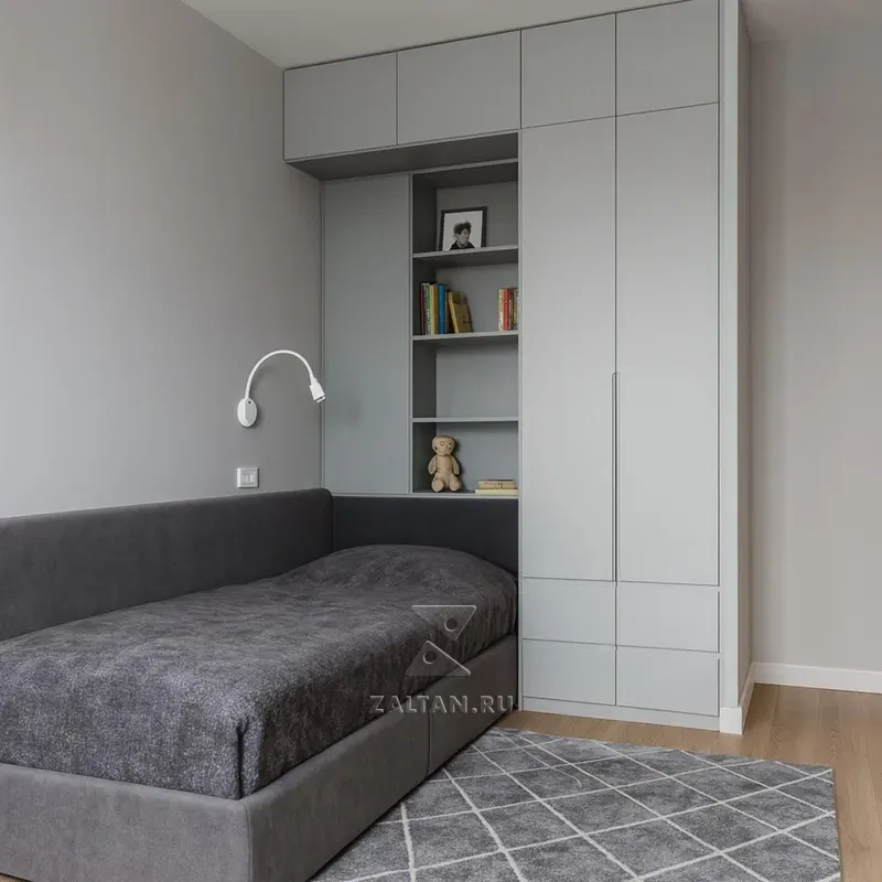 Встроенный шкаф у кровати серый