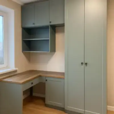 Угловая рабочая зона с гардеробом