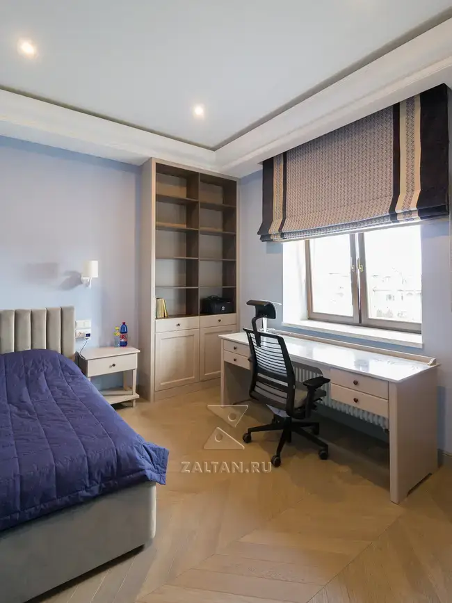 Рабочий стол и книжный шкаф в спальне