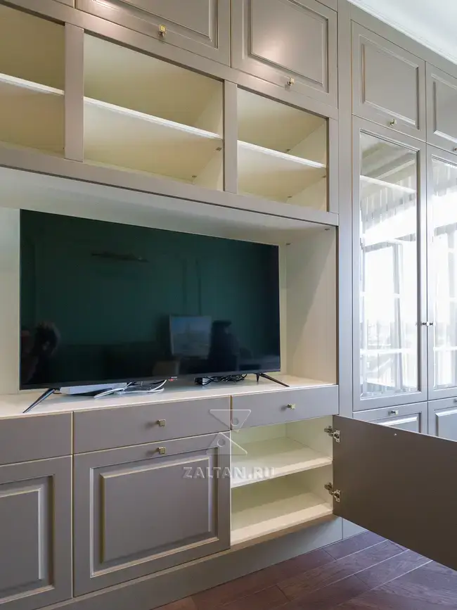 Нижний ряд шкафов