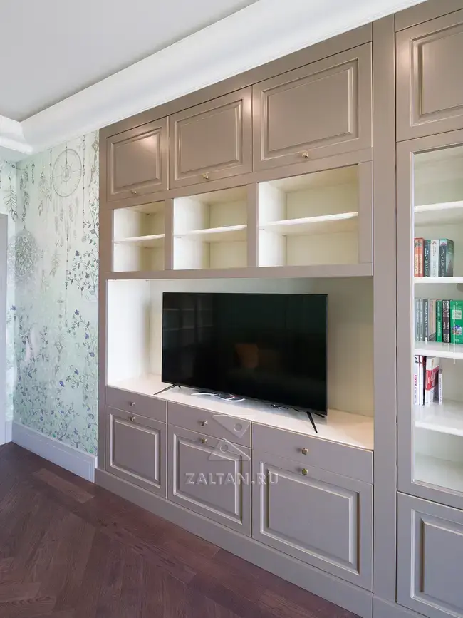 Серый шкаф в нише гостиной