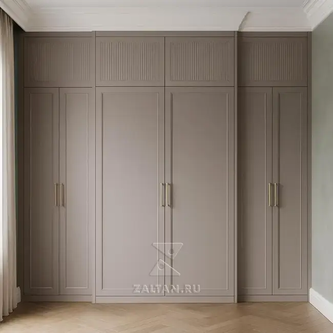 Встроенный шкаф платяной с филёнками