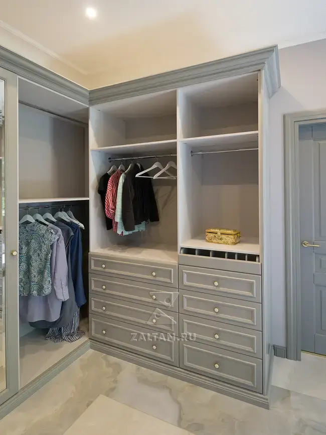 Множество выдвижных ящиков