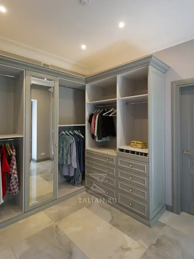 П-образная планировка гардеробной