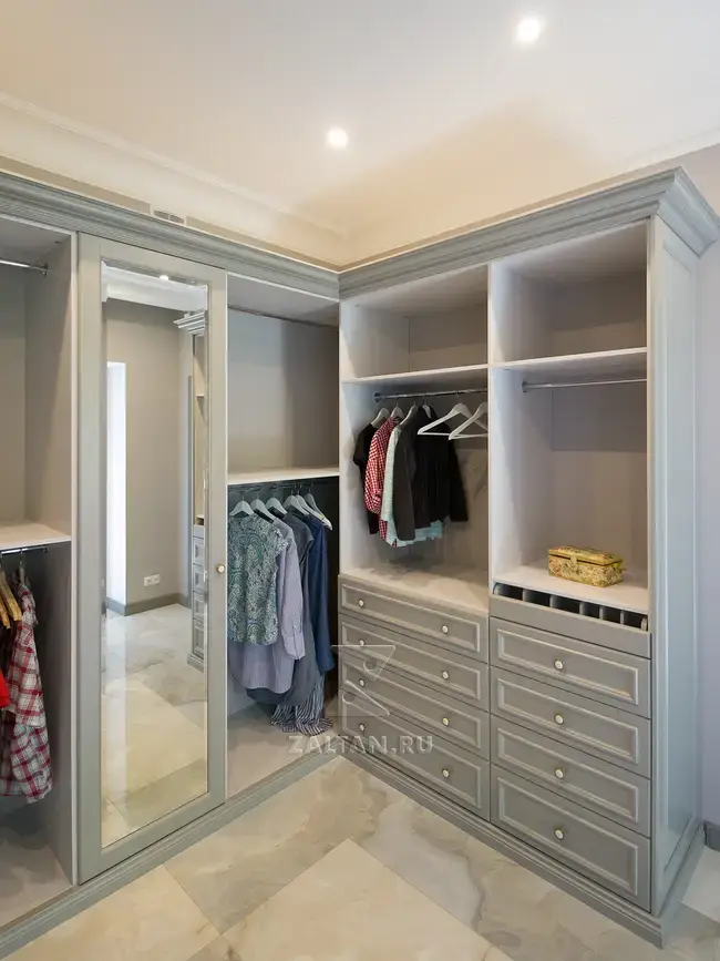 Зеркальная дверь