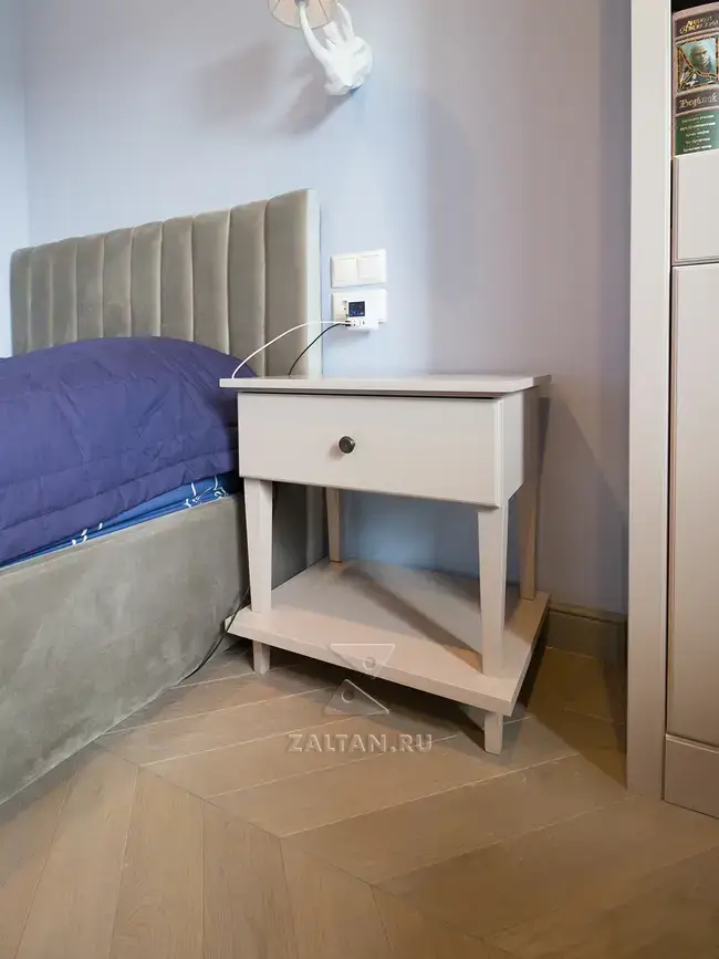 Прикроватная тумбочка