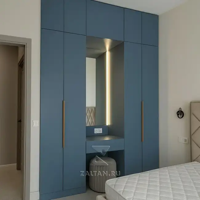 Встроенный шкаф с нишей и зеркалом