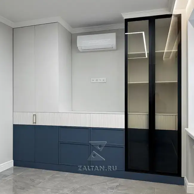 Прихожая синяя с витриной