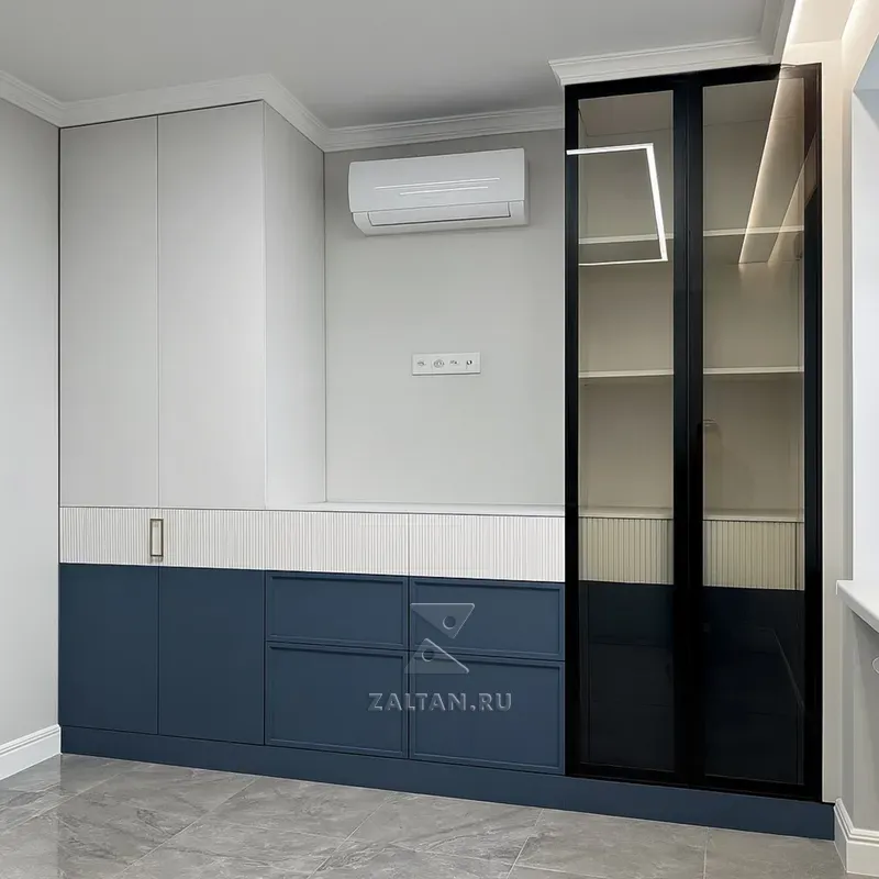 Прихожая синяя с витриной