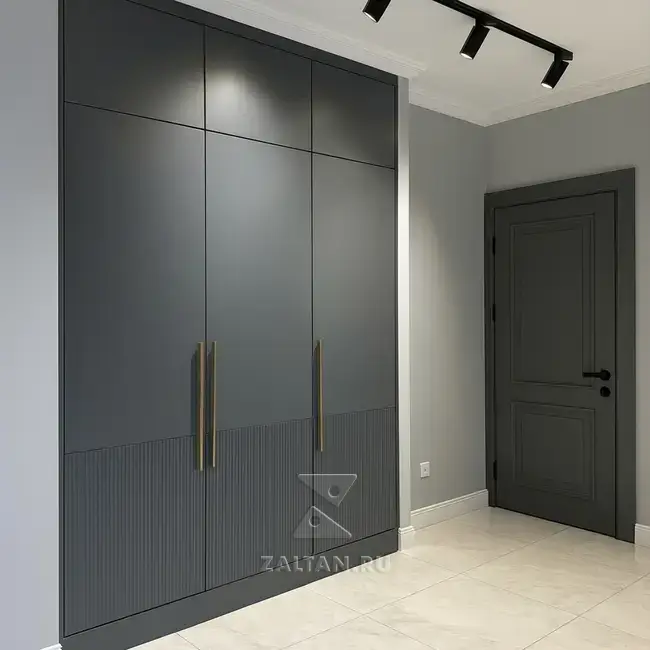 Встроенный шкаф серый с рейкой