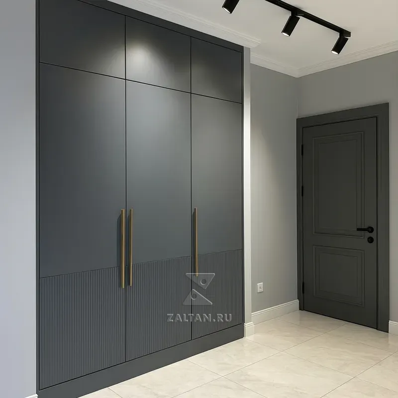 Встроенный шкаф серый с рейкой