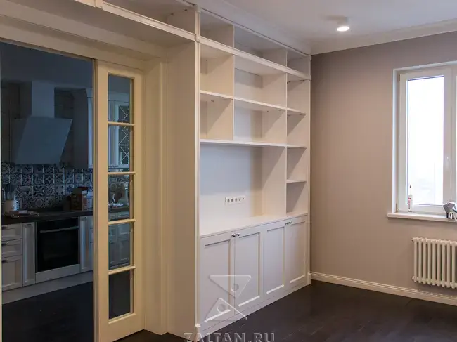 Классические шкафы в гостиной