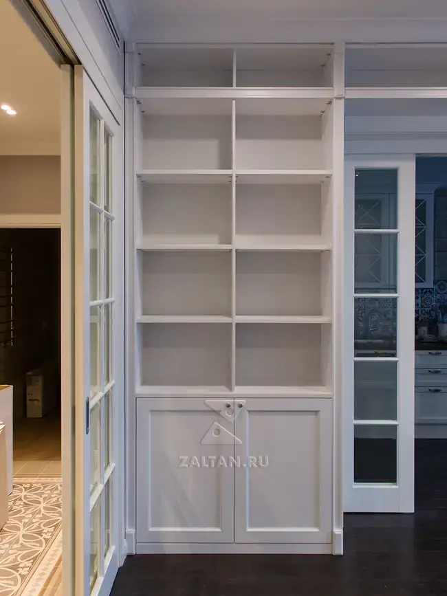 Стеллаж в гостиной с полками