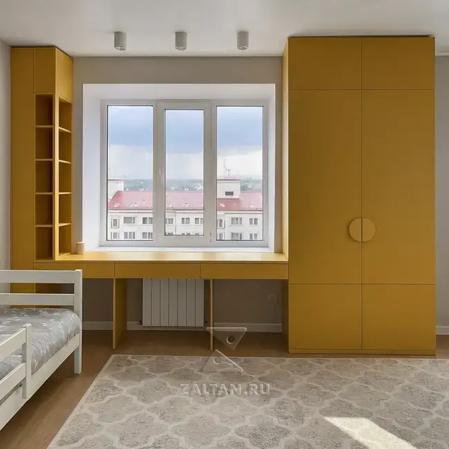 Шкаф рабочая зона у окна желтый