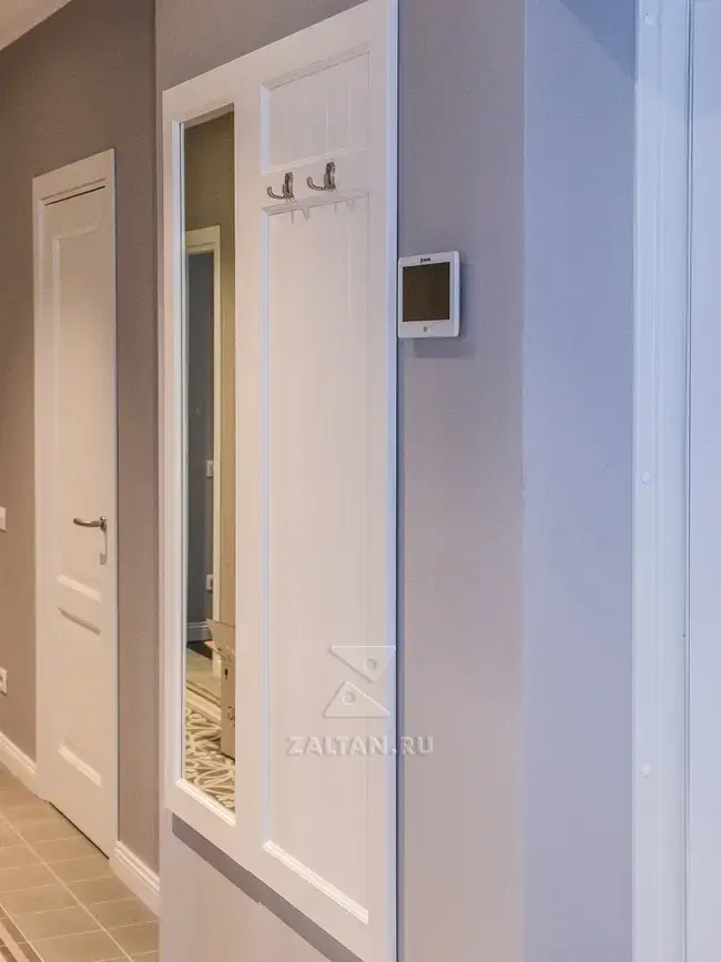 Белая вешалка в коридорр