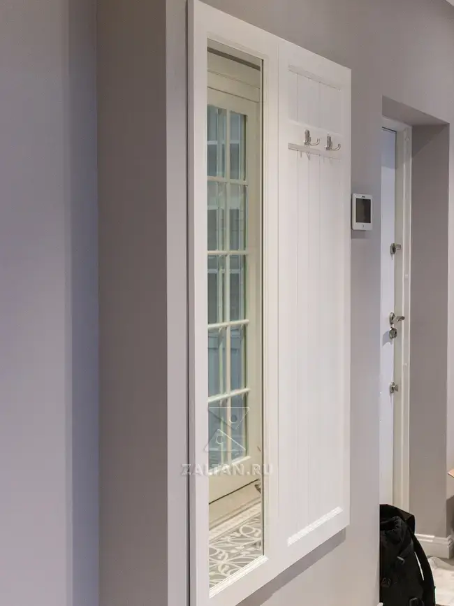 Вешалка с зеркалом в прихожую