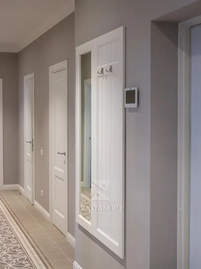 Зеркало и панель с крючками