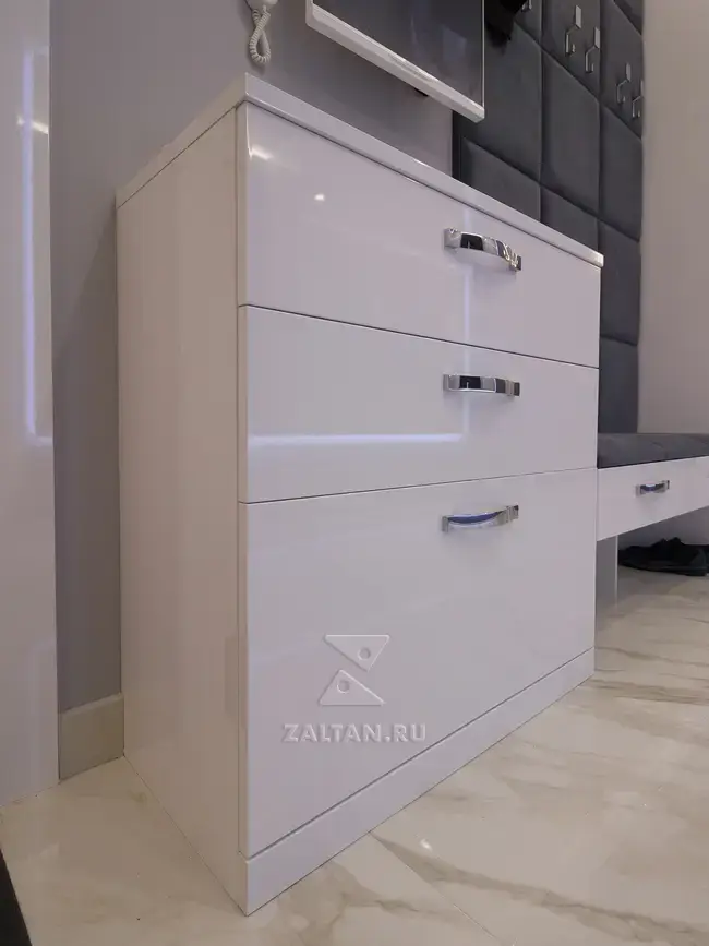 Глянцевый комод в коридоре