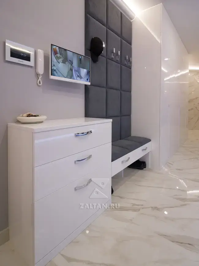 Открытая секция в прихожей