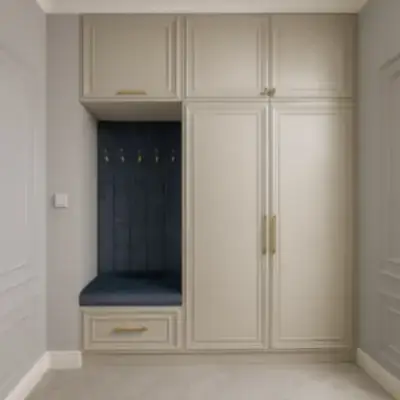 Встроенная прихожая с сиденьем