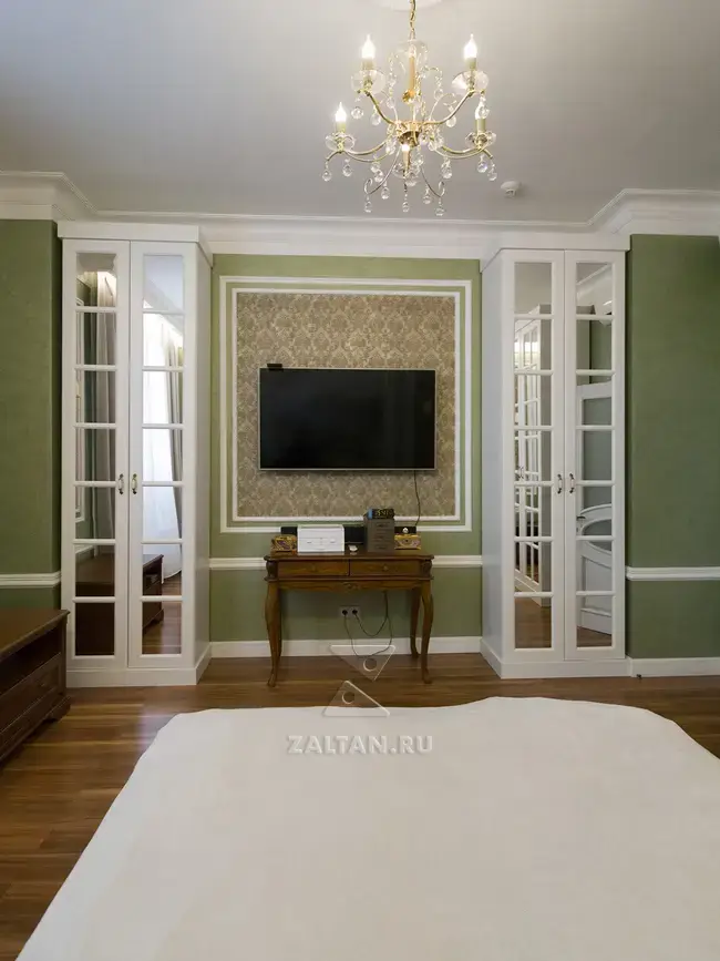 Распашные шкафы в спальне