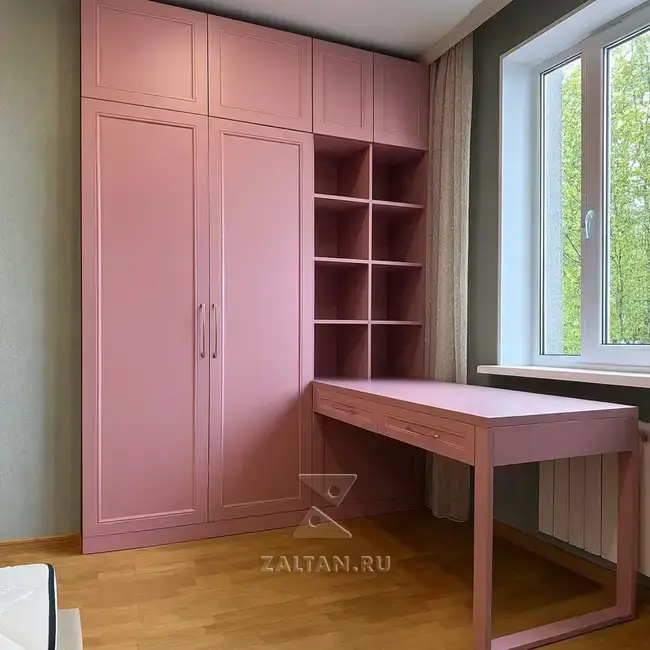 Розовая гардеробная со столом