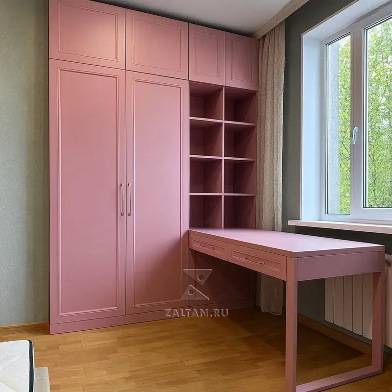 Розовая гардеробная со столом