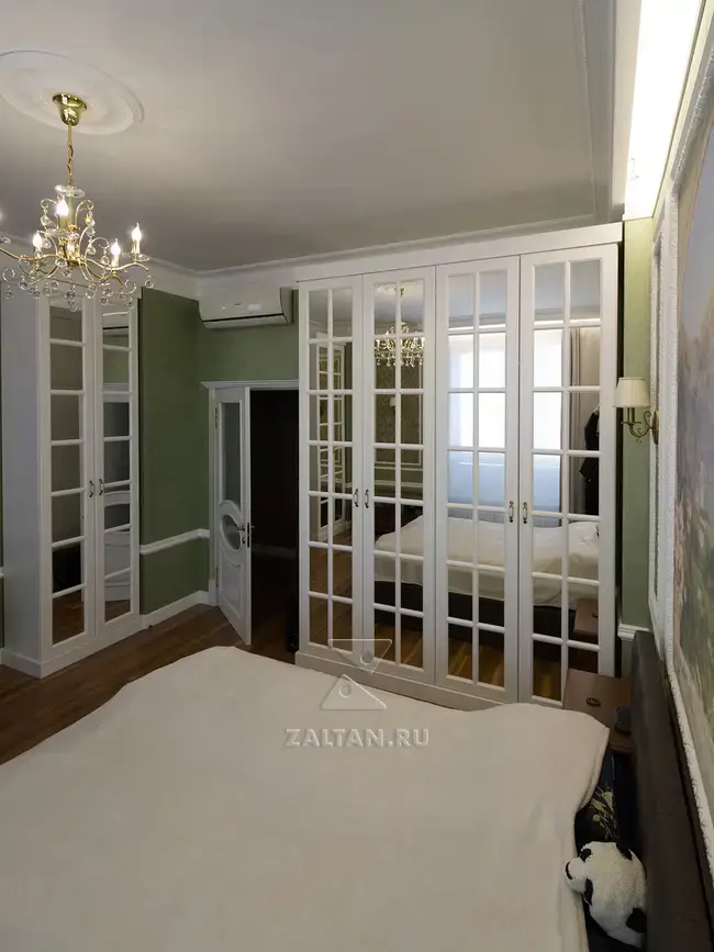 Шкаф с зеркальными дверьми