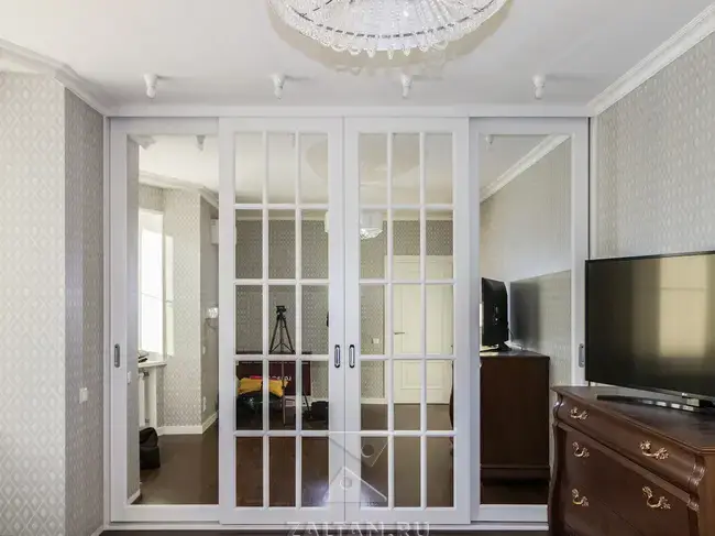 Большой встроенный шкаф-купе в спальню