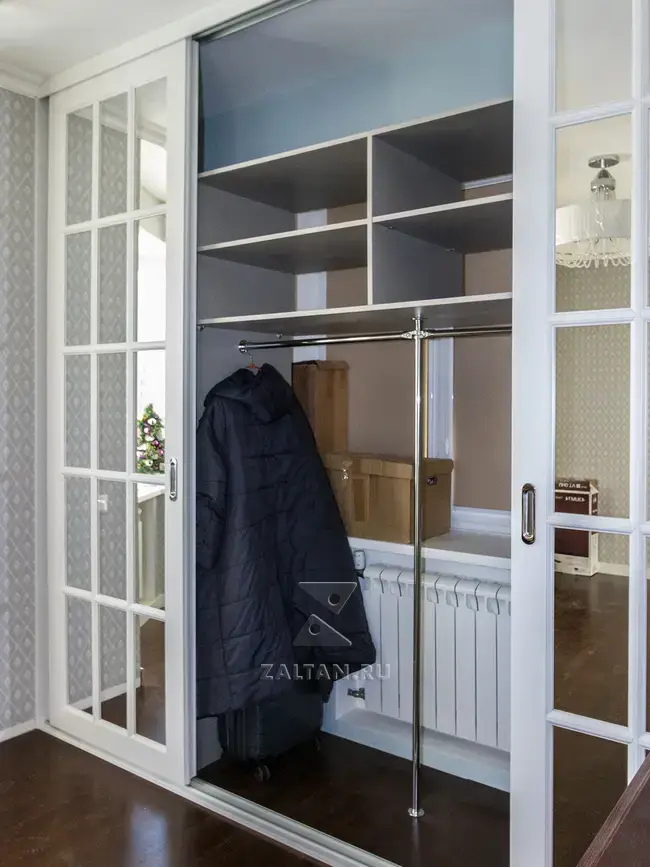 Шкаф-купе закрывает окно