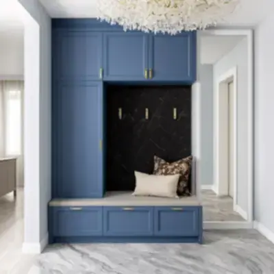 Прихожая с скамьей и шкафом